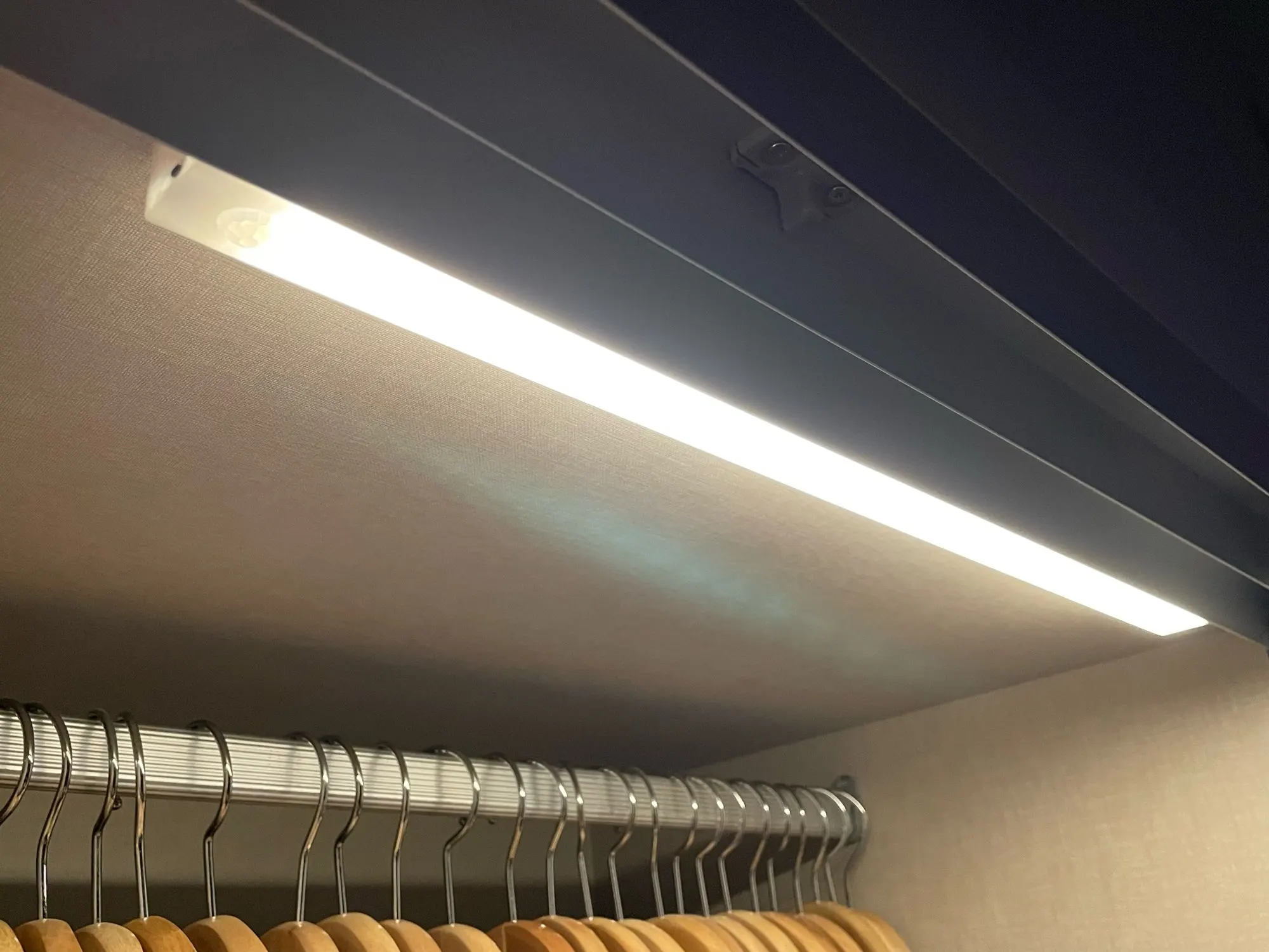 Luz LED nocturna con Sensor de movimiento para decoración del hogar, luz de carga inalámbrica para armario, pasillo, cocina, armario, escaleras, 1 unidad photo review