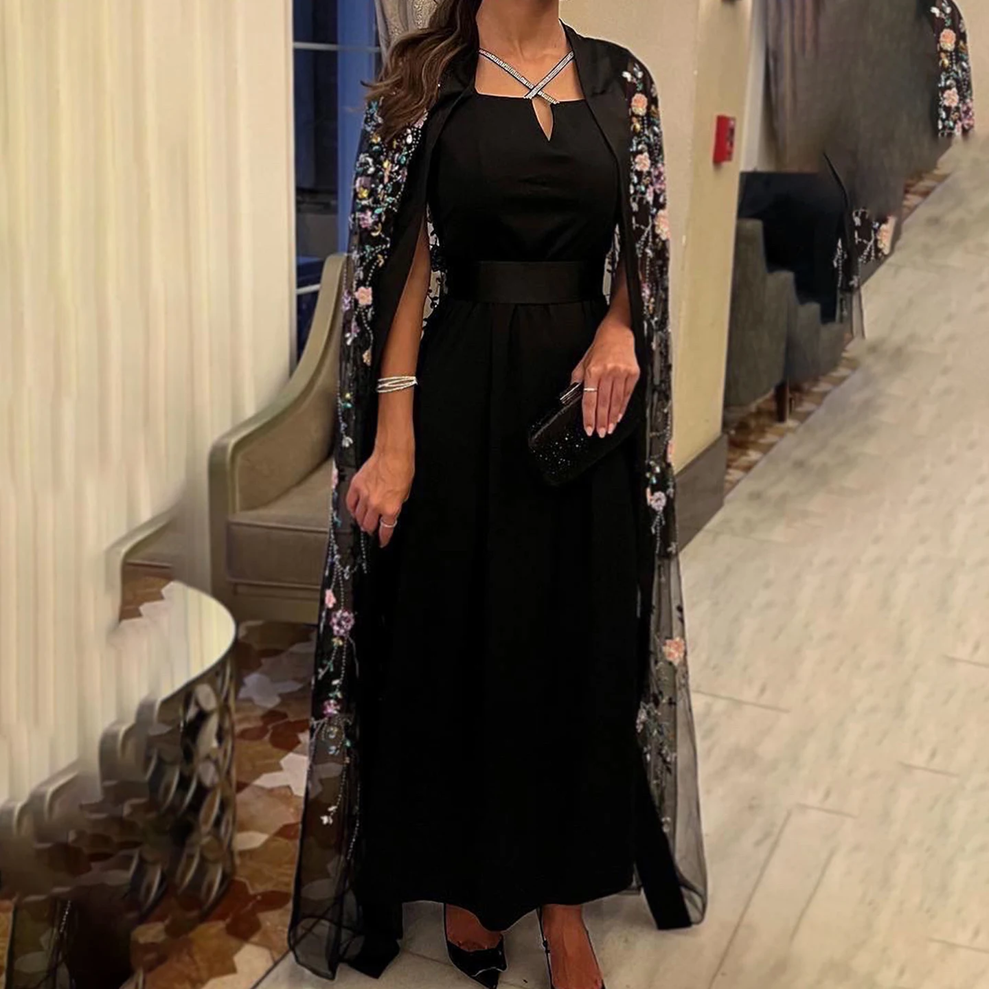 فستان اسود كريب مع بشت