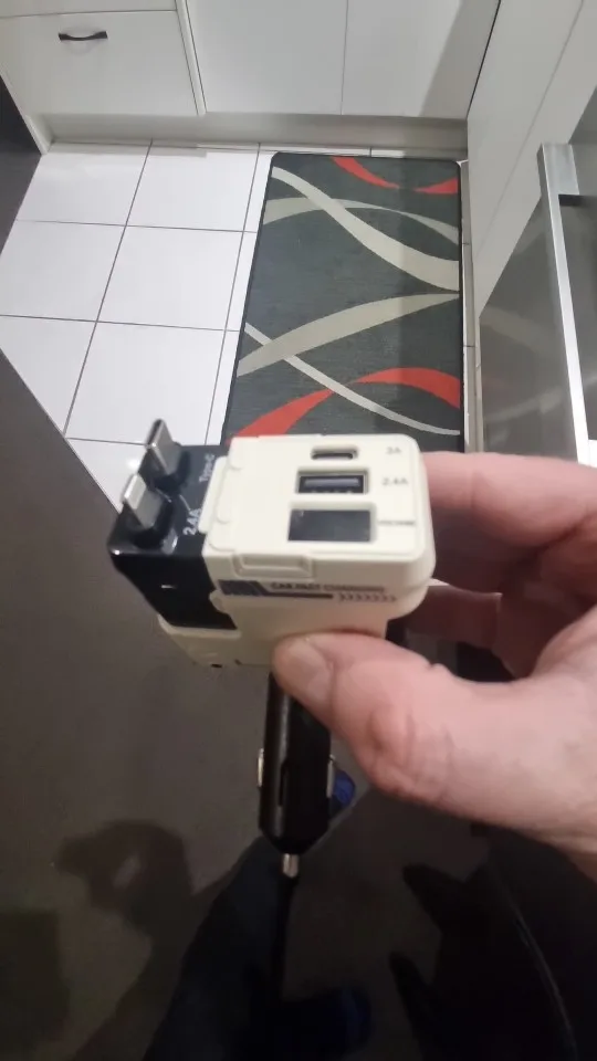 Chargeur Allume-Cigare 4-en-1 Rétractable (120W) : Station de Charge Rapide avec Câbles Intégrés & Voltmètre