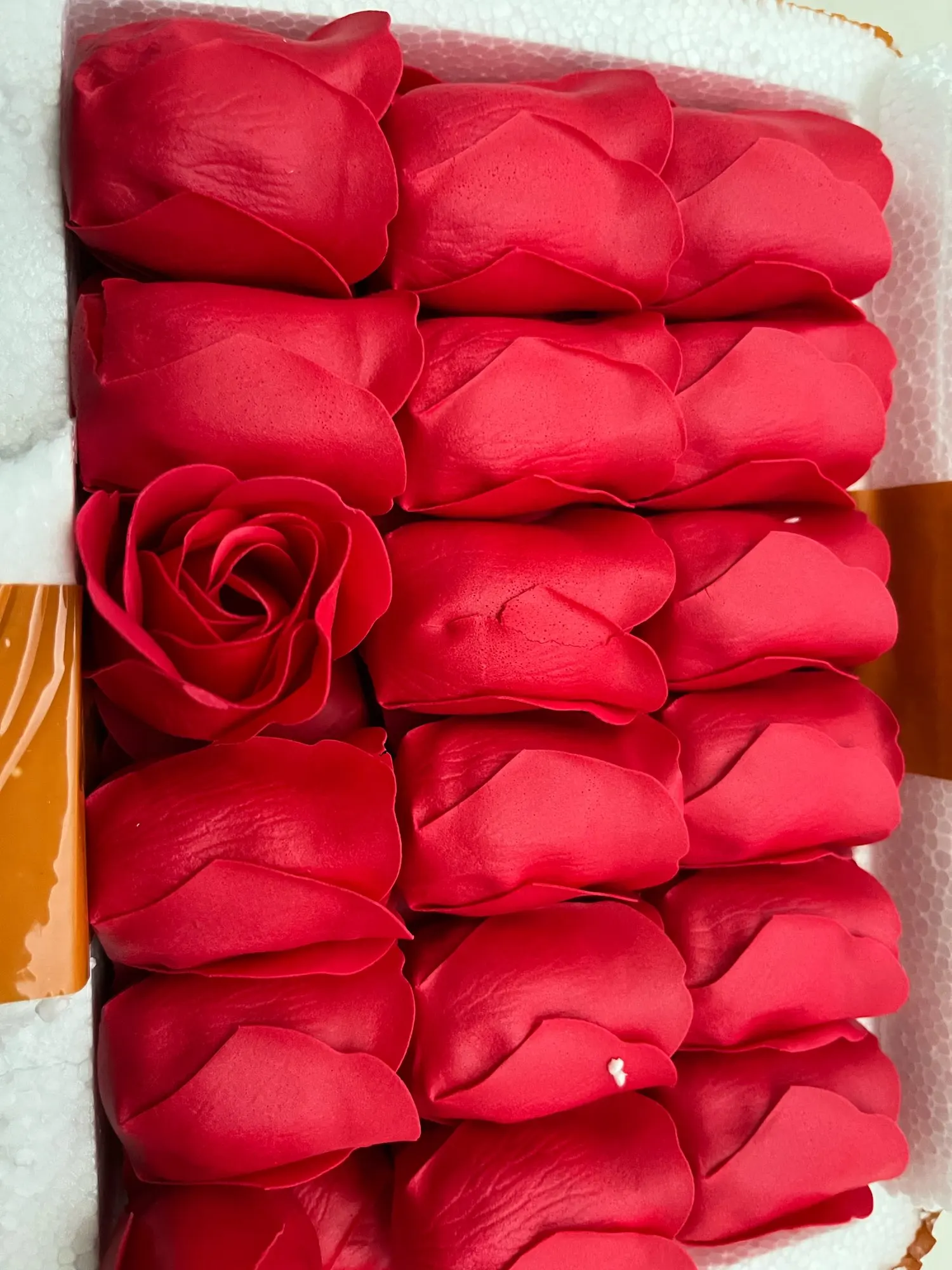 81pcs Three-Layer No Flower Base Rose Soap Flower Head Decoration Flower Box Wedding Bouquet Valentine'S Day Artificial Flower photo review