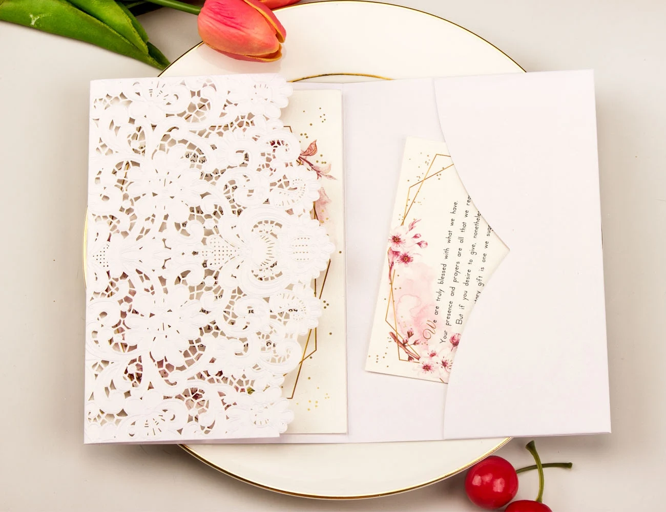 1pcs 흰색 Trifold 봉투 포켓 폴더 레이저 컷 결혼식 초대장 rsvp 카드 및 봉투 Pocketfold 결혼식 초대장