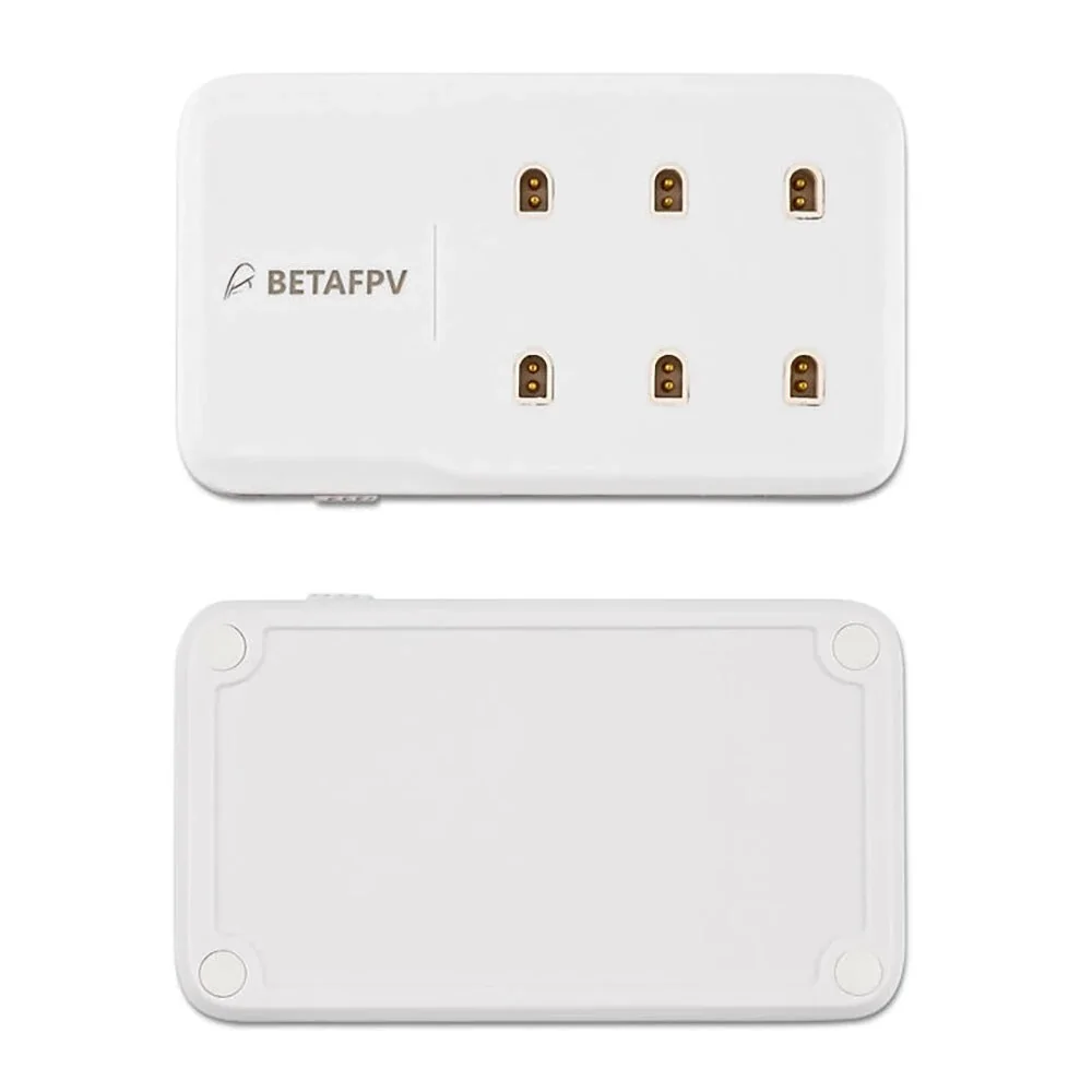 Chargeur 1S 30W BetaFPV connecté via USB Type-C, avec batterie LiPo branchée sur un port.