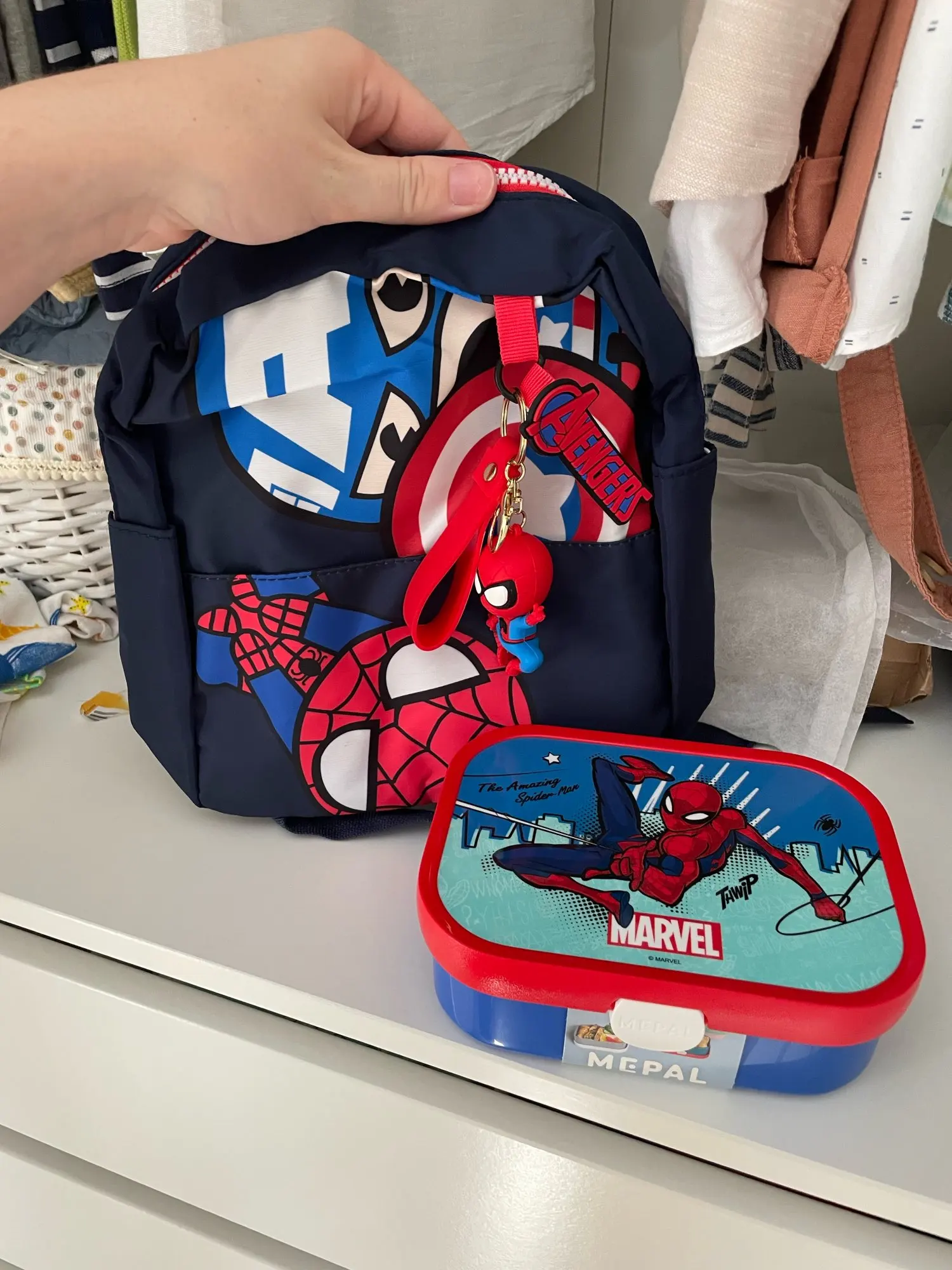 Nuevo Mochila escolar para niños de dibujos animados de Capitán América de Disney, nueva mochila pequeña para niños de guardería, mochila bonita photo review