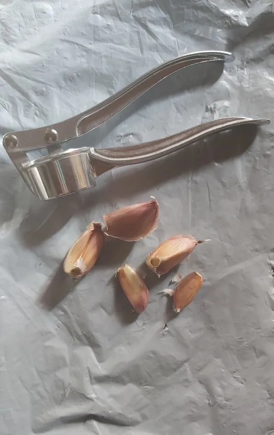 Garlic Press Anti-Skid Thickened Garlic Clip Multifunctional Zinc Alloy Stainless Steel Manual Pull Type Garlic Punch photo review