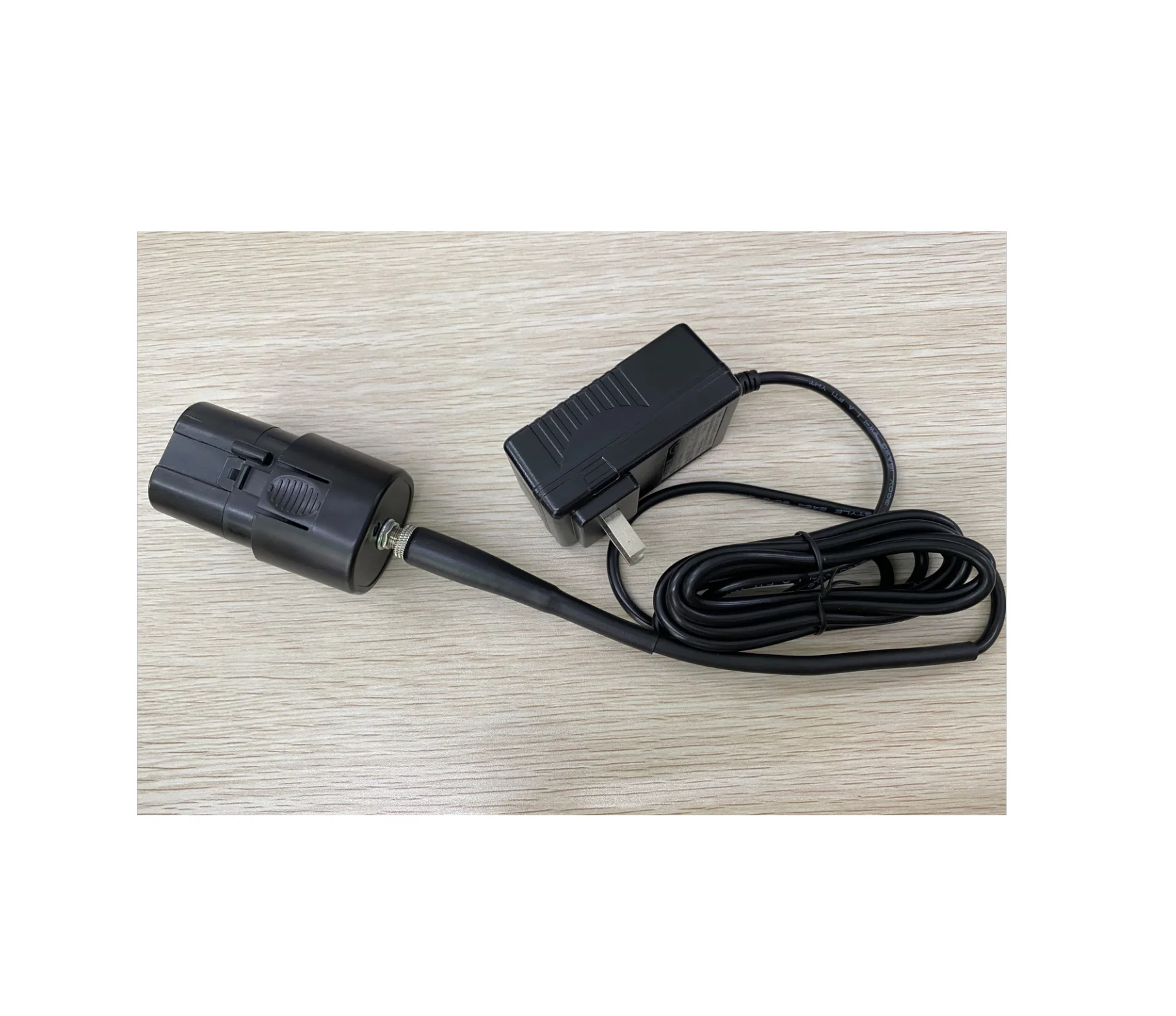 직물, 판지 및 유리 섬유 절단용 WBT-2 전기 가위 2개의 블레이드와 5000mAh Lar가 포함된 무선 재봉 공예 가위