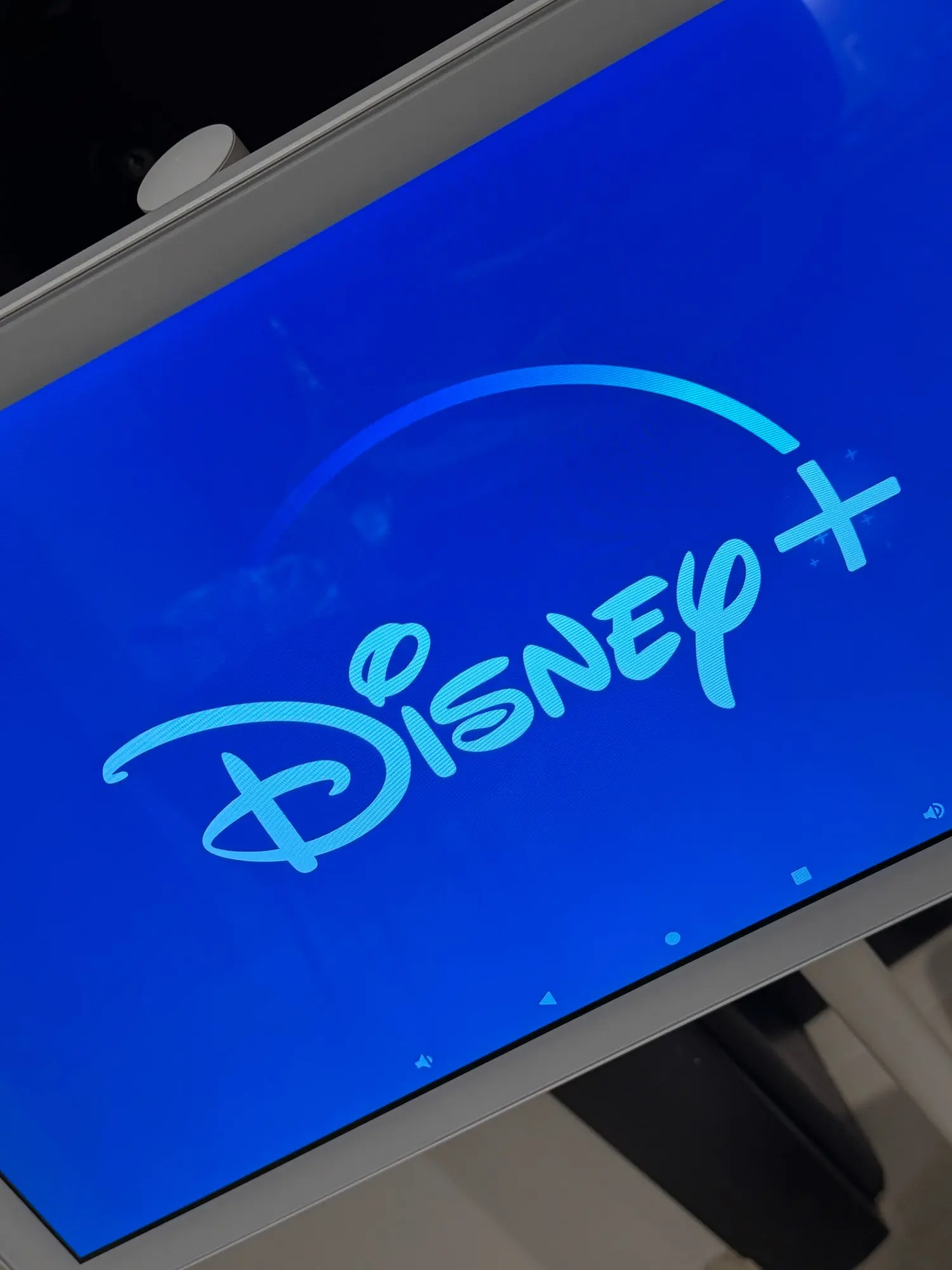 تلفزيون ذكي بنظام اندرويد 21.5 بوصة و شاشة تعمل باللمس مع كاميرا 8 ميجابكسل 1080p FHD 4+128