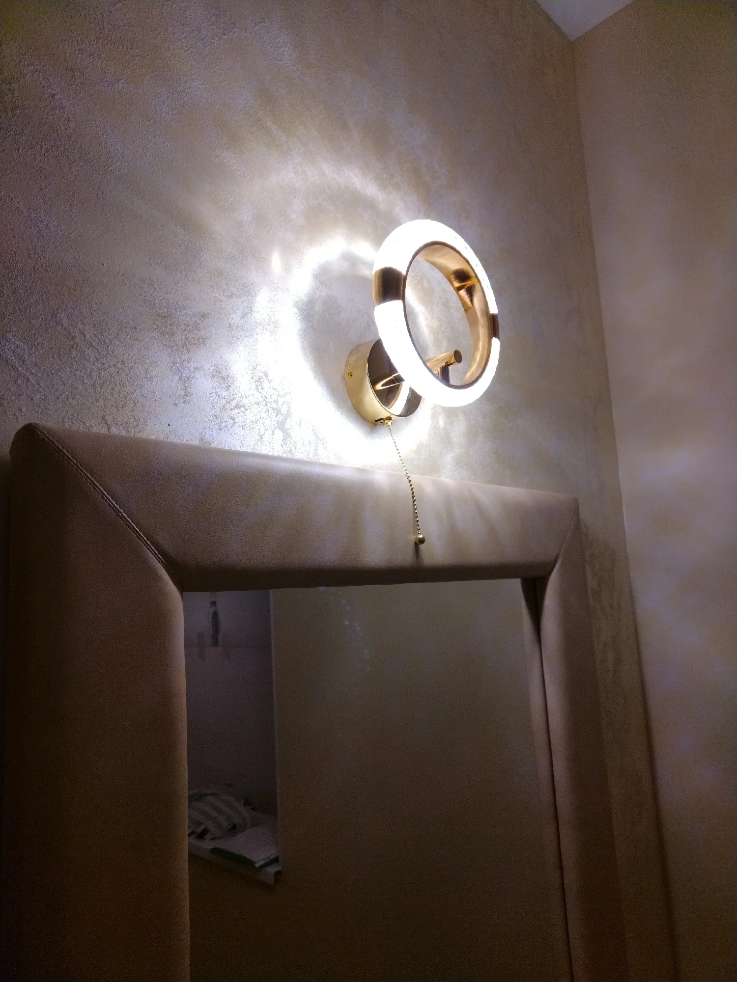 Sophisticate Glow, Modern LED Wall Lamp for Luxurious Bedroom and Living Room Decor photo review