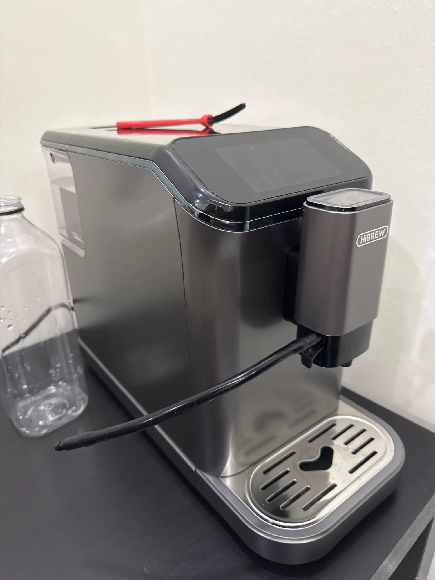 آلة اسبريسو أوتوماتيكية بالكامل من HiBREW ، نظام حليب الكابتشينو ، 6 انواع كبسولات قهوة ، شاشة لمس مع مطحنة ، H16