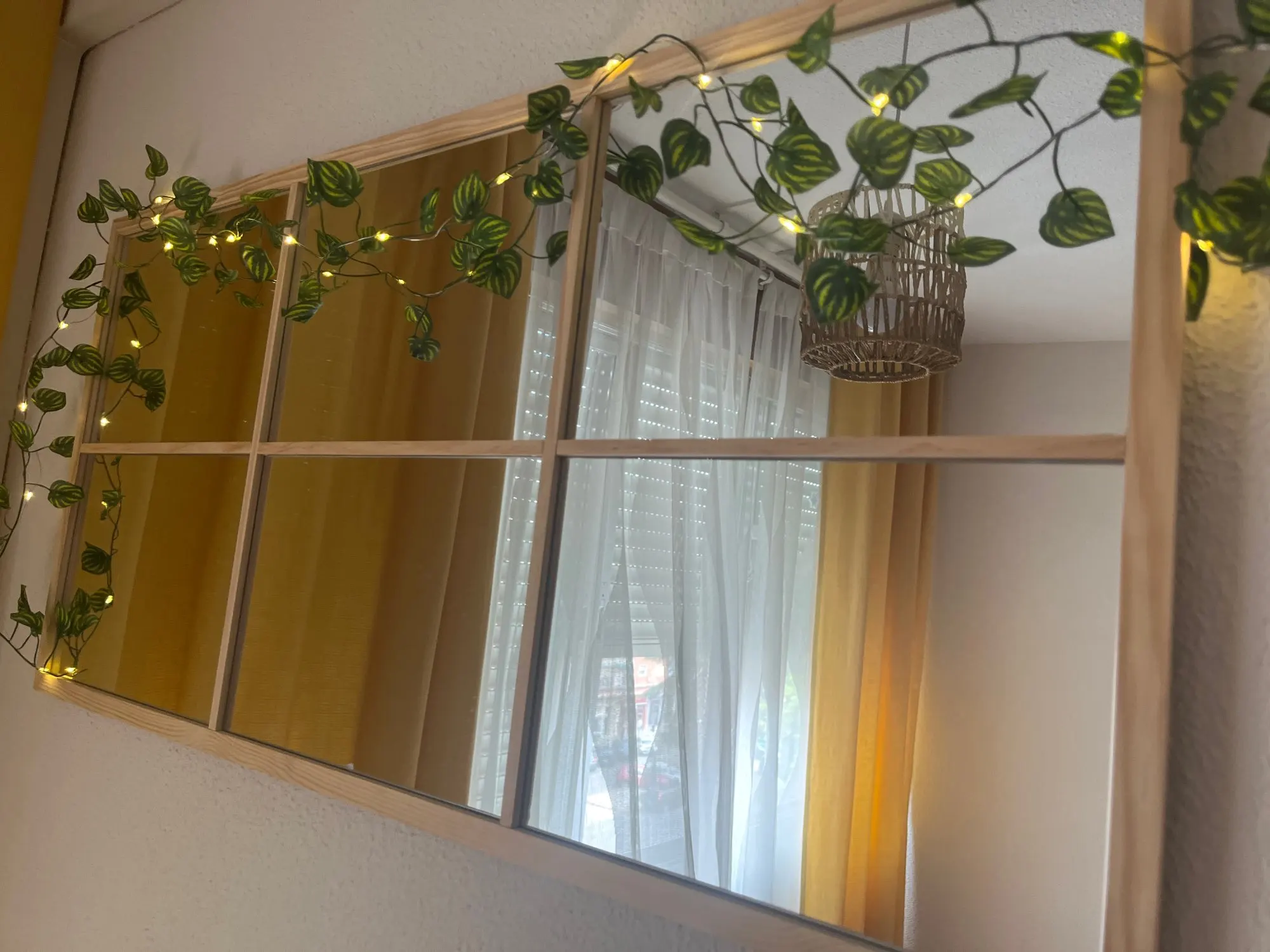 Guirnalda de luces para decoración del hogar, guirnalda de luces con batería para árbol de Navidad, vid Artificial, hojas verdes y flores photo review