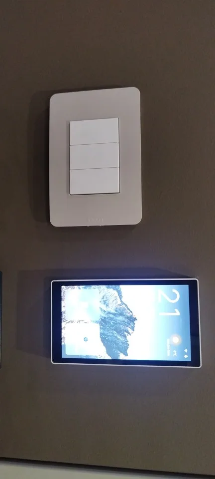 MOES Tuya Wifi Smart 5-inch Touch Screen US Center Control Panel Voice Control Alexa And ZigBee Gateway Built-in Scene Control photo review