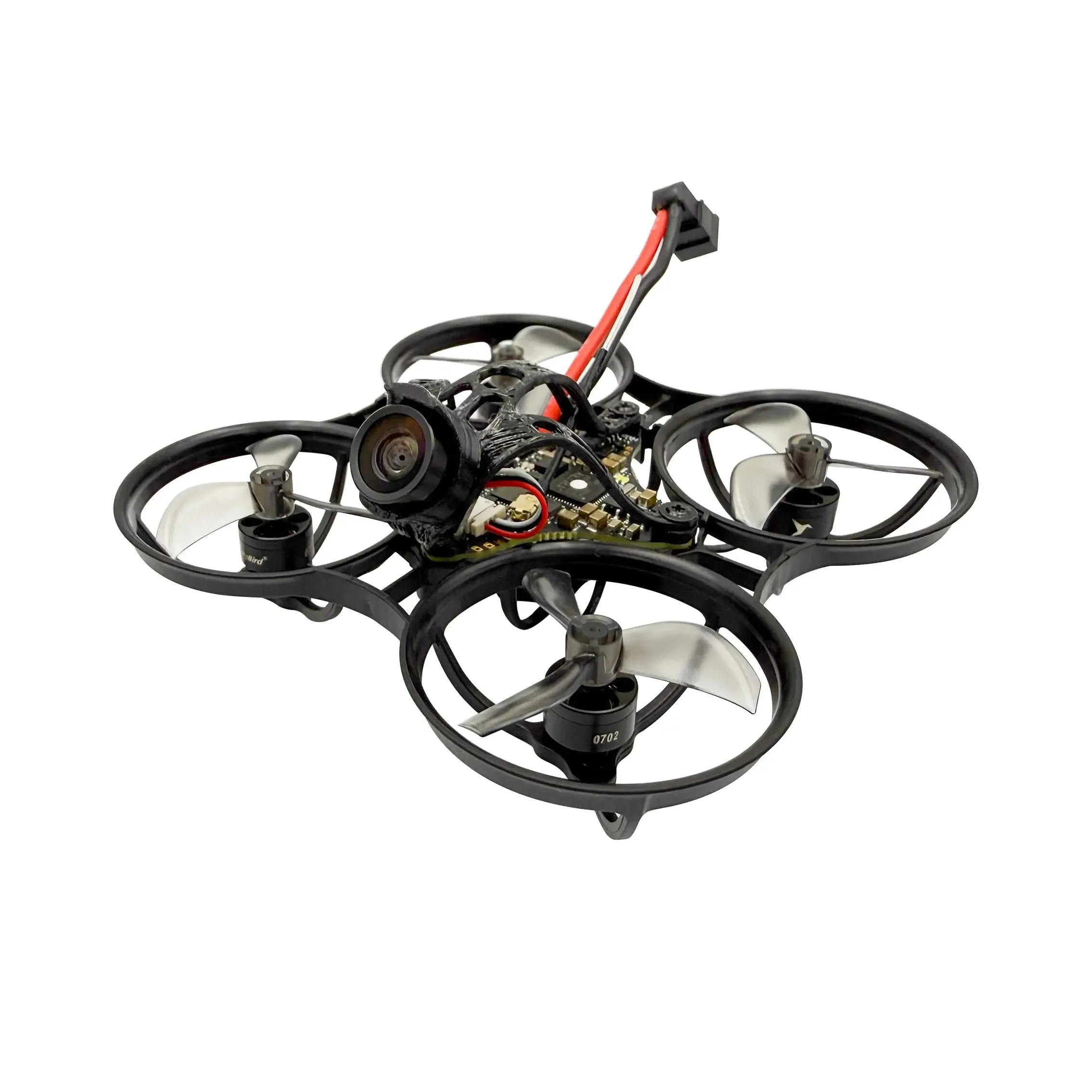 Vue rapprochée du drone de course FPV puissant montrant son châssis robuste et ses hélices