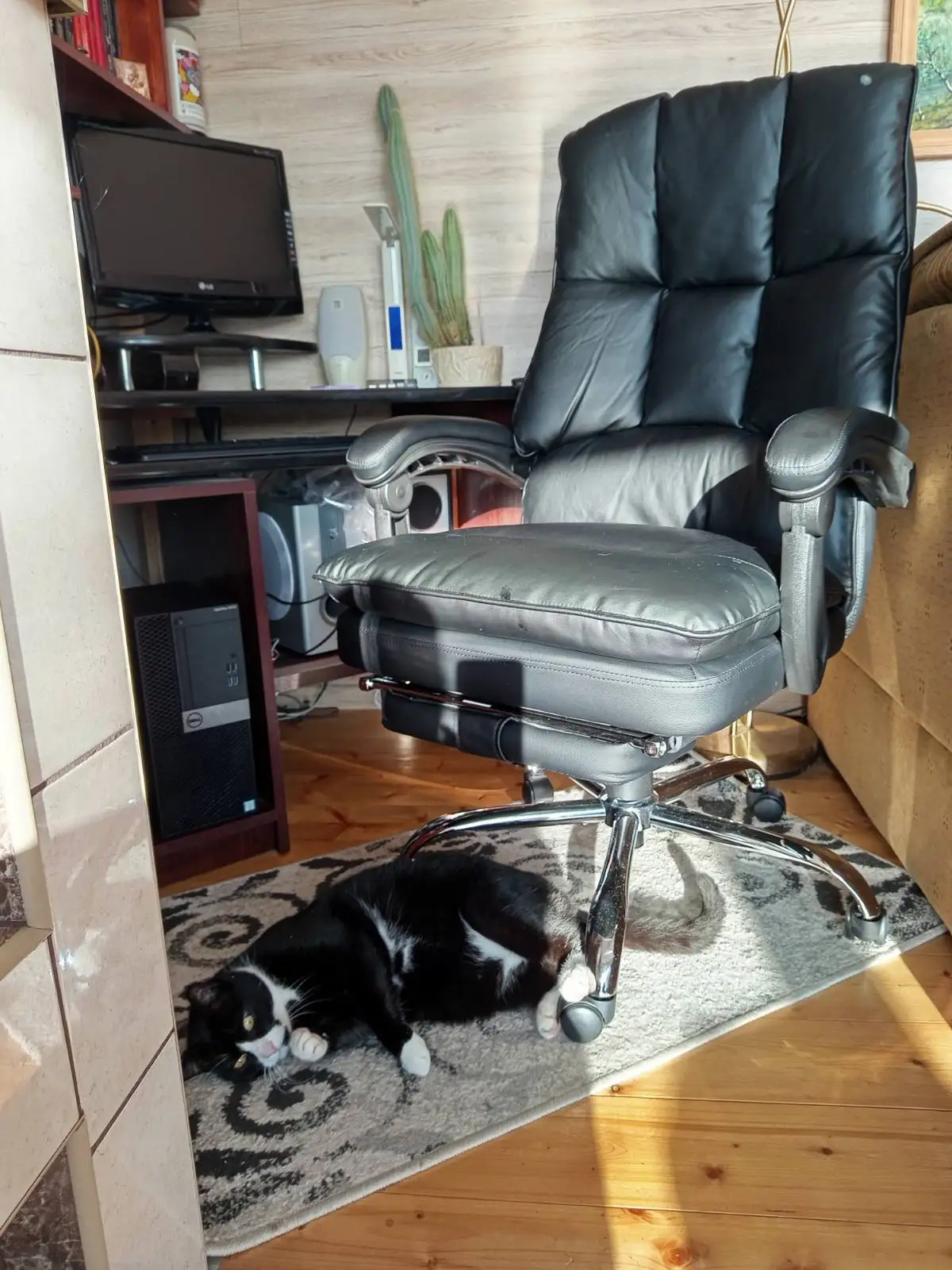 Office Chair, Leather Desk Chair with Foot Rest, PU Home Computer Desk Chairs with Ergonomic Back Support, Soft and Comfortable photo review