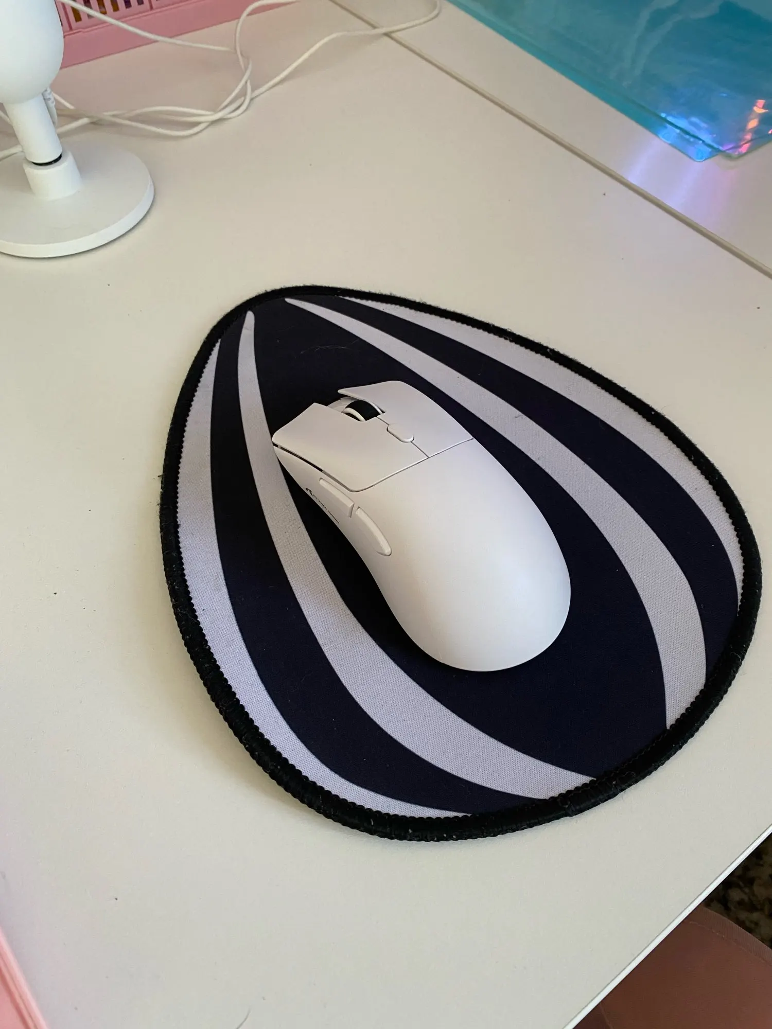 Ratón superligero Attack Shark R1, Bluetooth 2,4G inalámbrico, Sensor de juego PixArt PAW3311 6 DPI ajustables para juegos de oficina photo review