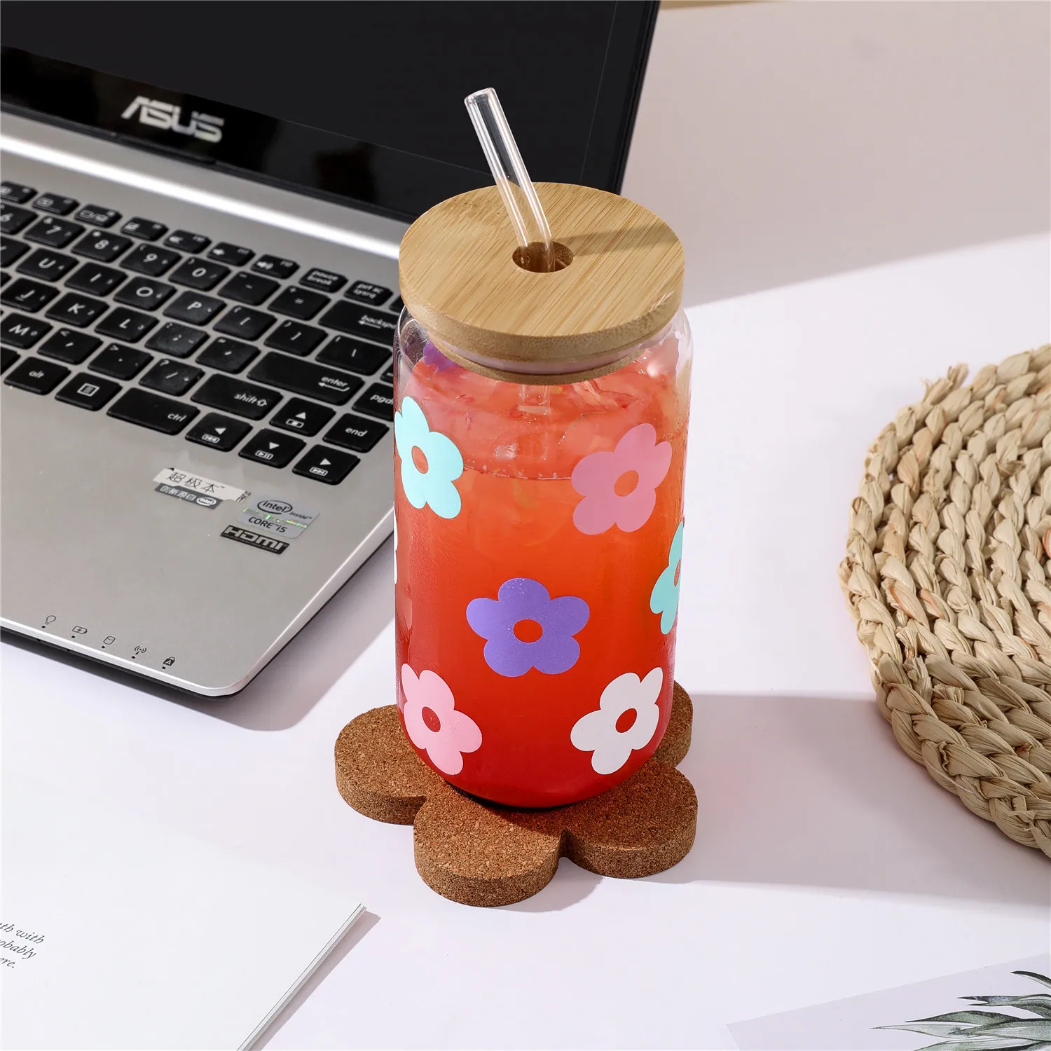 https://ae01.alicdn.com/kf/A4dc2248fcb7f4384a14b578c1786be68X/16oz-Daisy-Cup-Iced-Coffee-Cup-Glass-With-Bamboo-Lid-Glass-Straw-Flower-Cork-Coaster-Retro.jpg