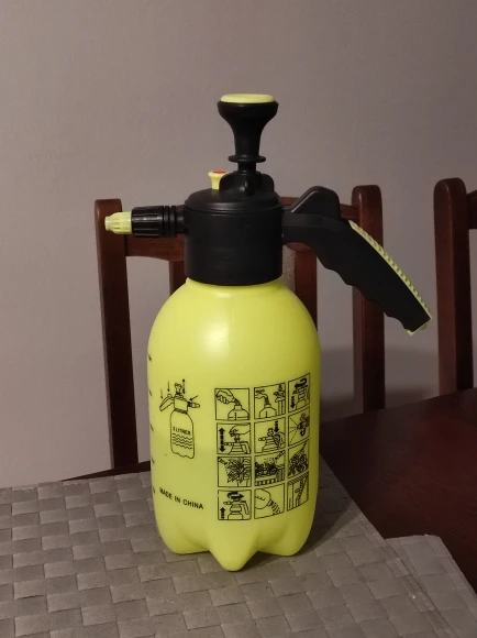 2L Garden Sprayer with Adjustable Nozzle – Hand Pump Pressure Bottle for Lawn, Plant, and Agriculture Watering photo review