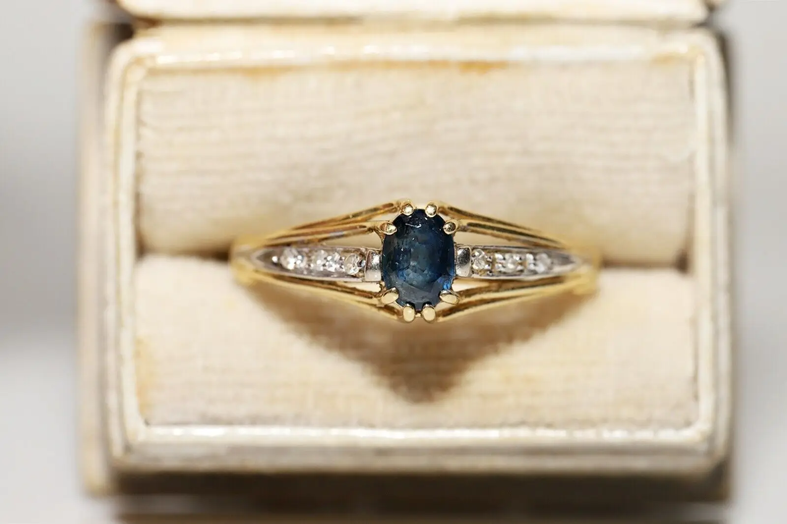 

VINTAGE ORIGINAL 18K GOLD NATURAL DIAMOND AND SAPPHIRE DECORATED PRETTY RING