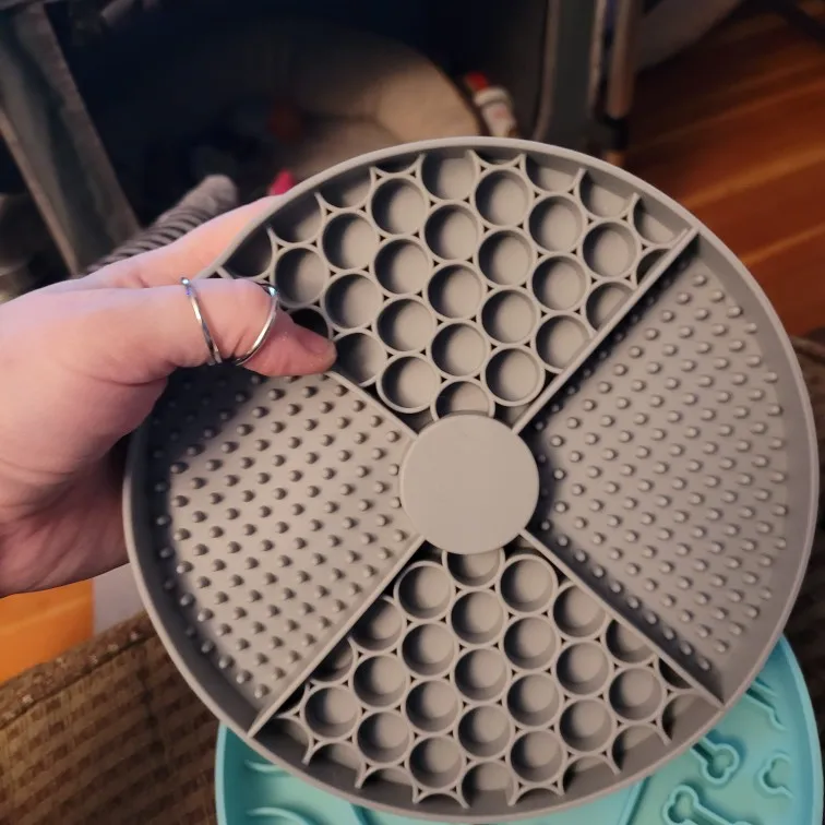 Silicone Dog Lick Mat with Suction Cups – Slow Feeder & Anxiety Relief Pad