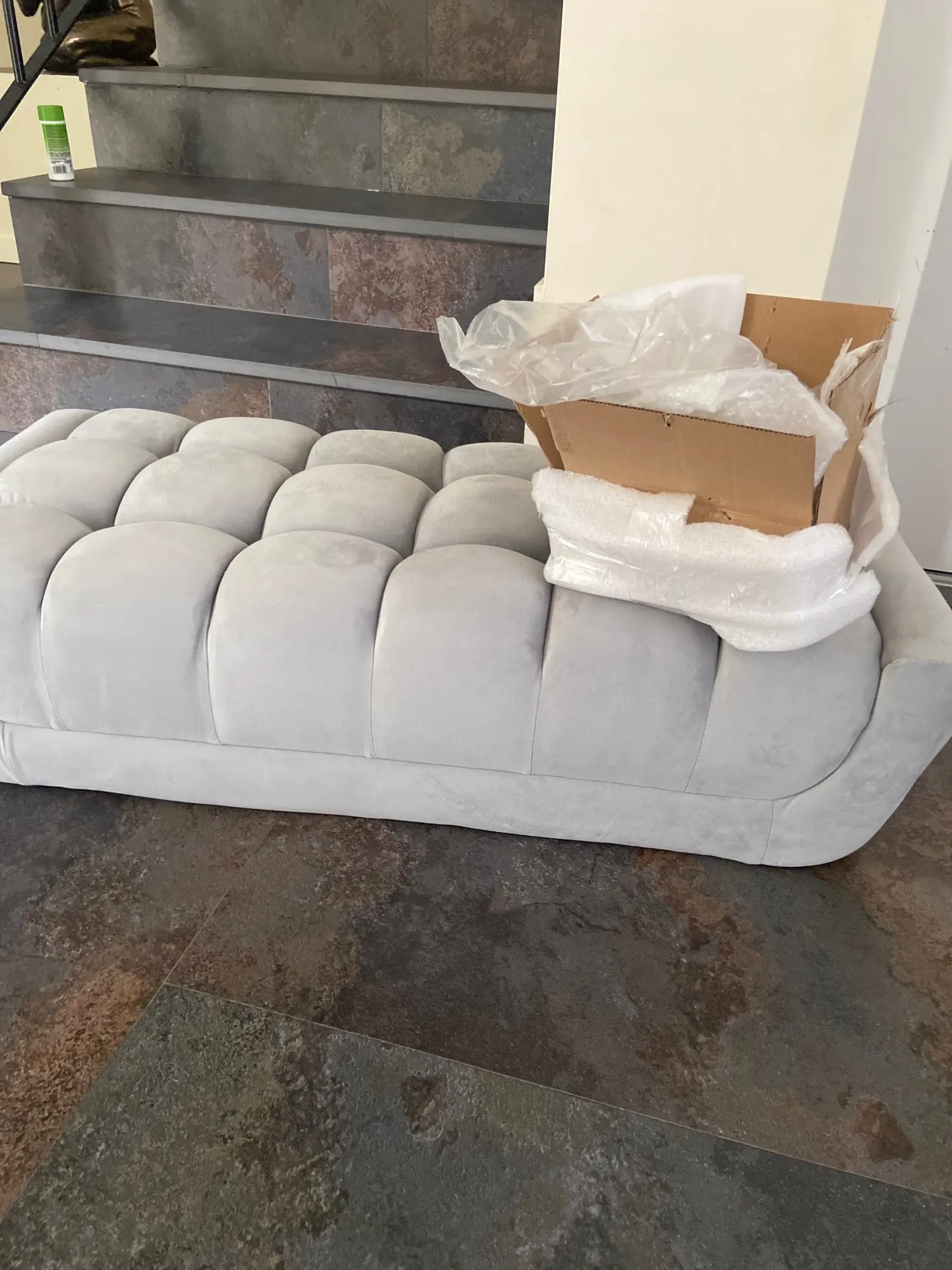 banc de lit en velours gris 