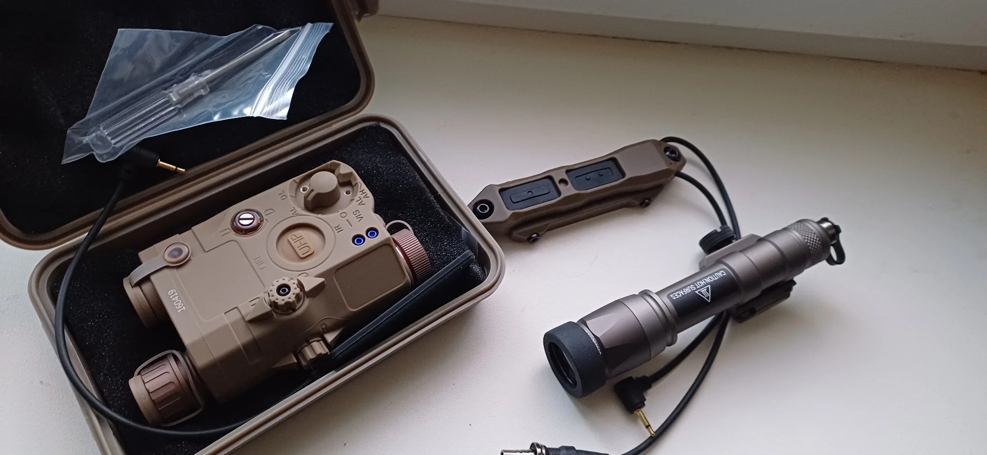 Surefir Tactical Flashlight M300 M600 M600C Scout Light With Dual Function Pressure Switch 600 Lumen Hunting Weapon Gun Light photo review