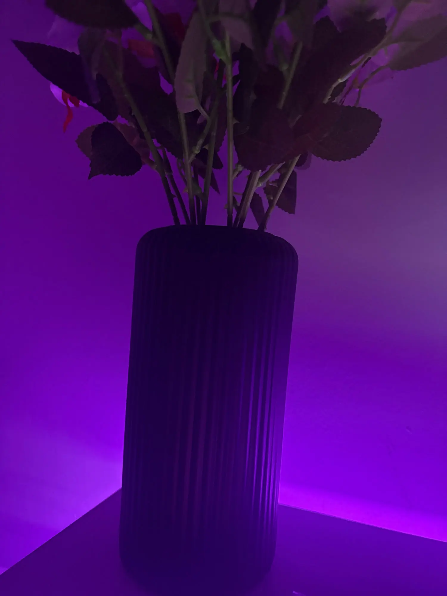 Vase en plastique semblable à une céramique rayé pour fleurs, présentoir d'arrangement floral décoratif, petit vase à fleurs créatif photo review