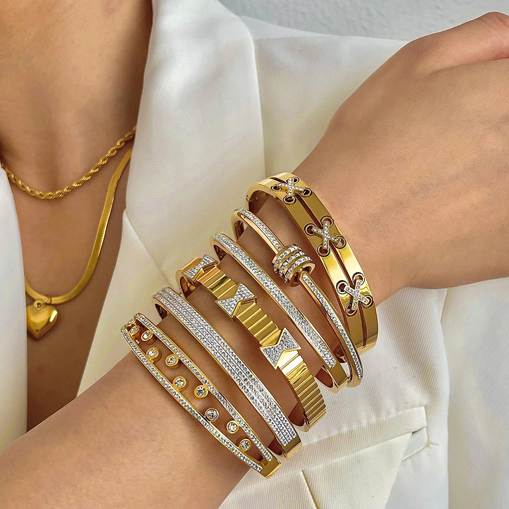 Bracelet élégant Femme 3 Chaines - Acier inoxydable Doré et perles noir et Doré et perles blanche main image 1