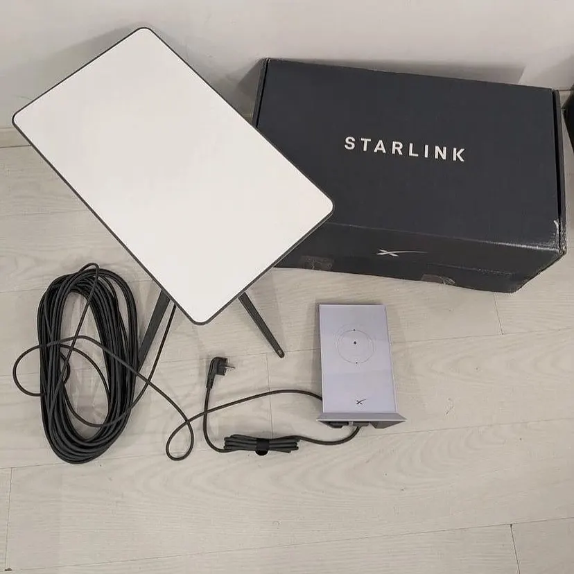 L*i様 【ケース付】スターリンク スタンダードキット V2、ルーター2つ セッ スターリンク スタンダードキット + 通信費2か月分クレジット