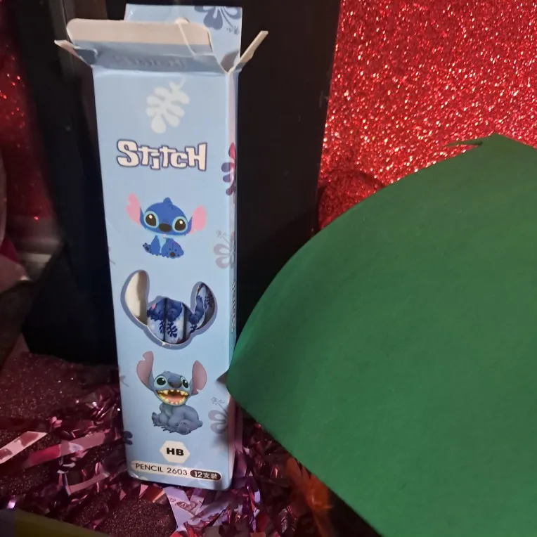 Disney-Juego de lápices de madera para estudiantes, bolígrafo de boceto para escritura, serie Lilo & Stitch, papelería para estudiantes, regalo de Navidad, 12 unidades photo review