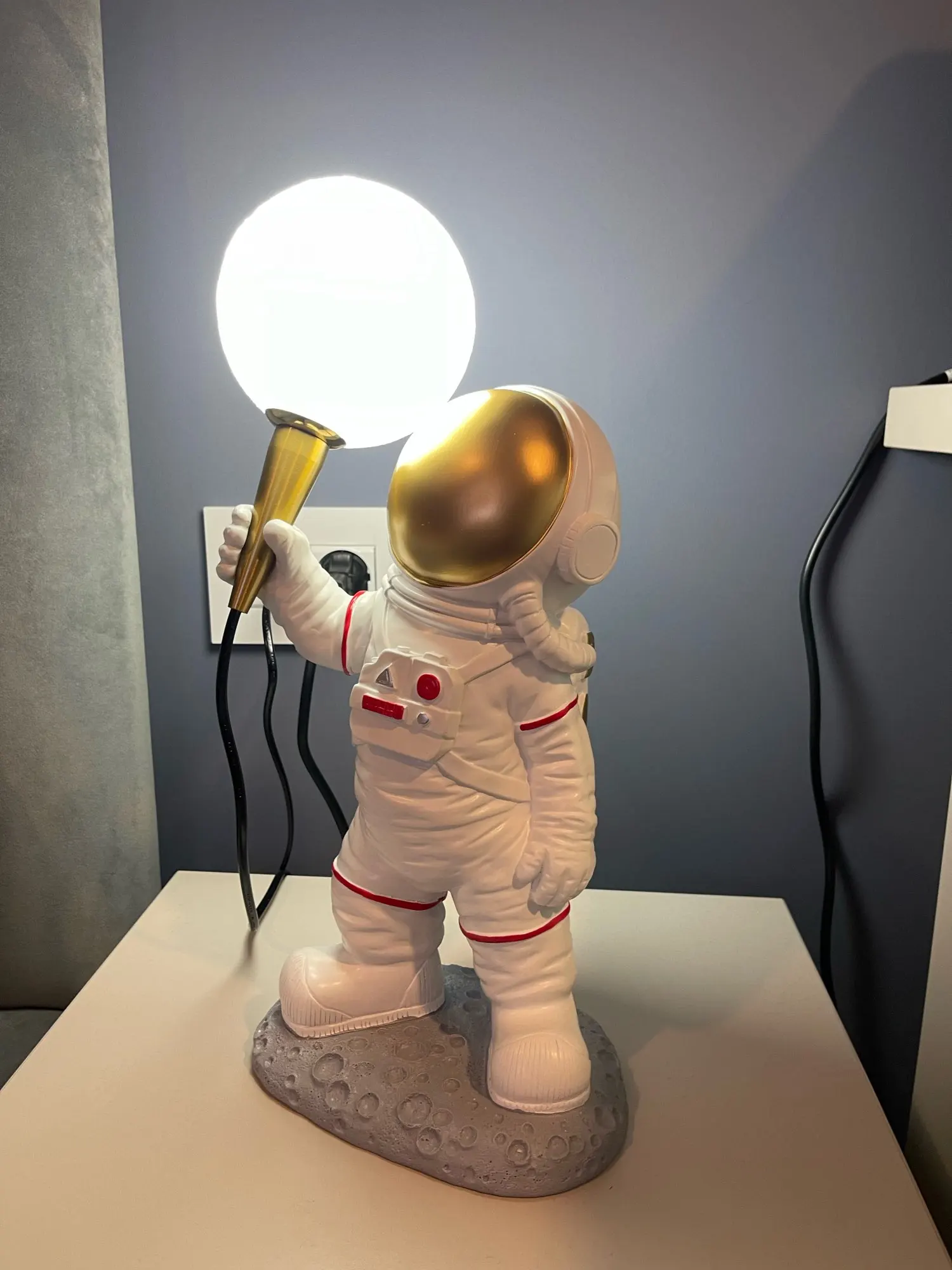 Lampe astronaute pour chevet d'enfant - Comptoir des Lampes