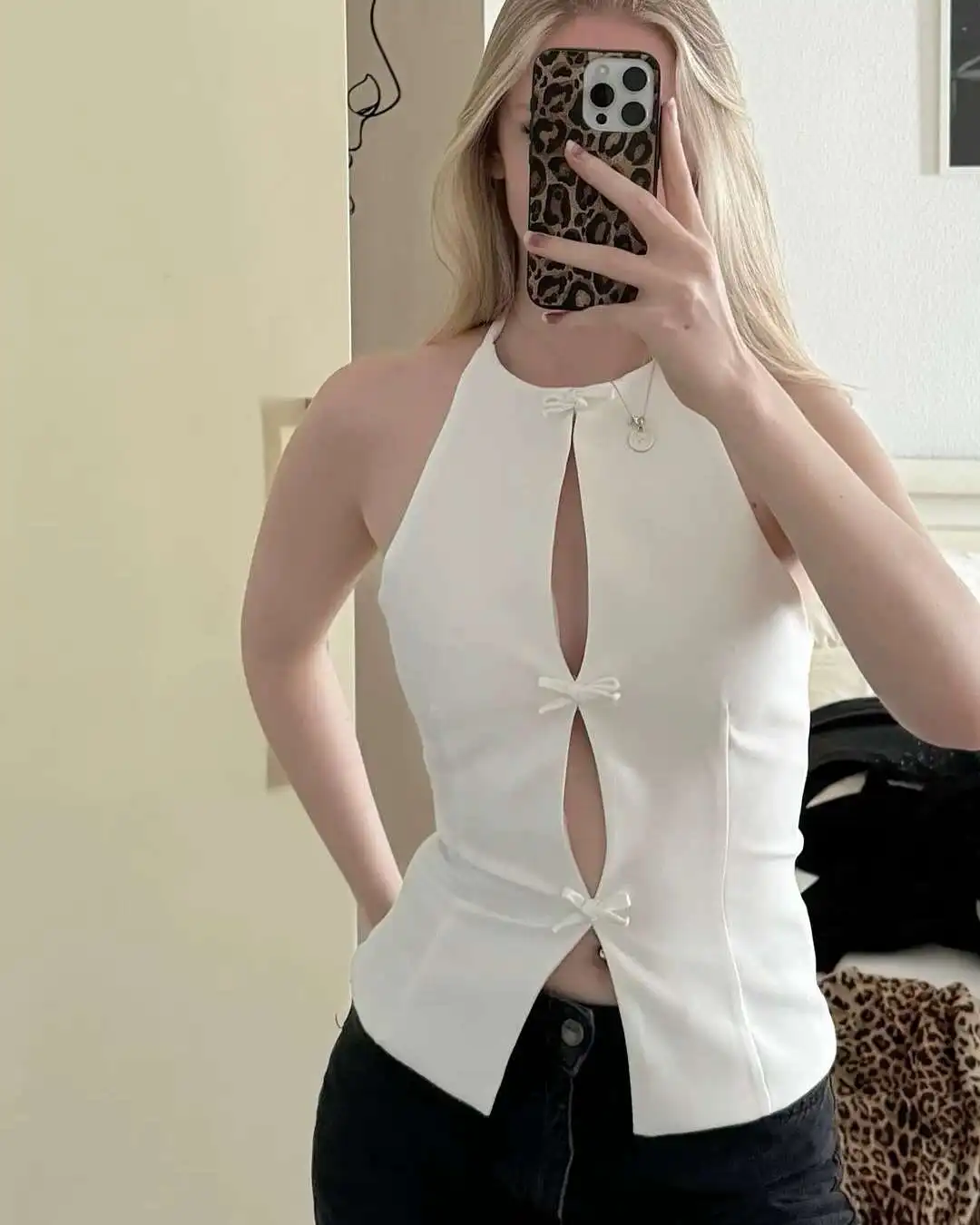 Elegant Bow Backless Halter Tank Top for Modern Women photo review
