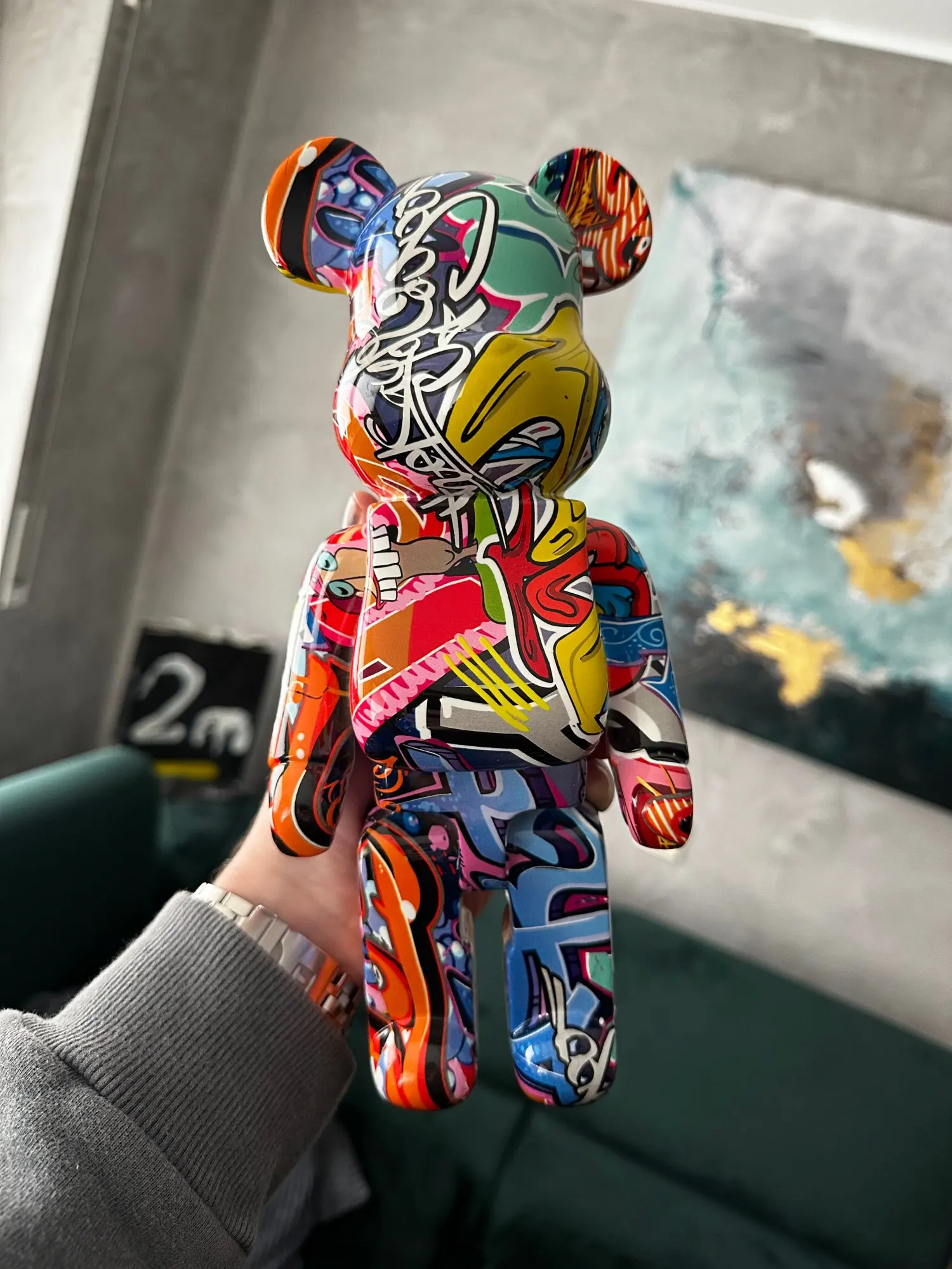 Urban Chic: 27cm Graffiti Bear Figurine - A Modern Artistic Touch for Home Décor photo review