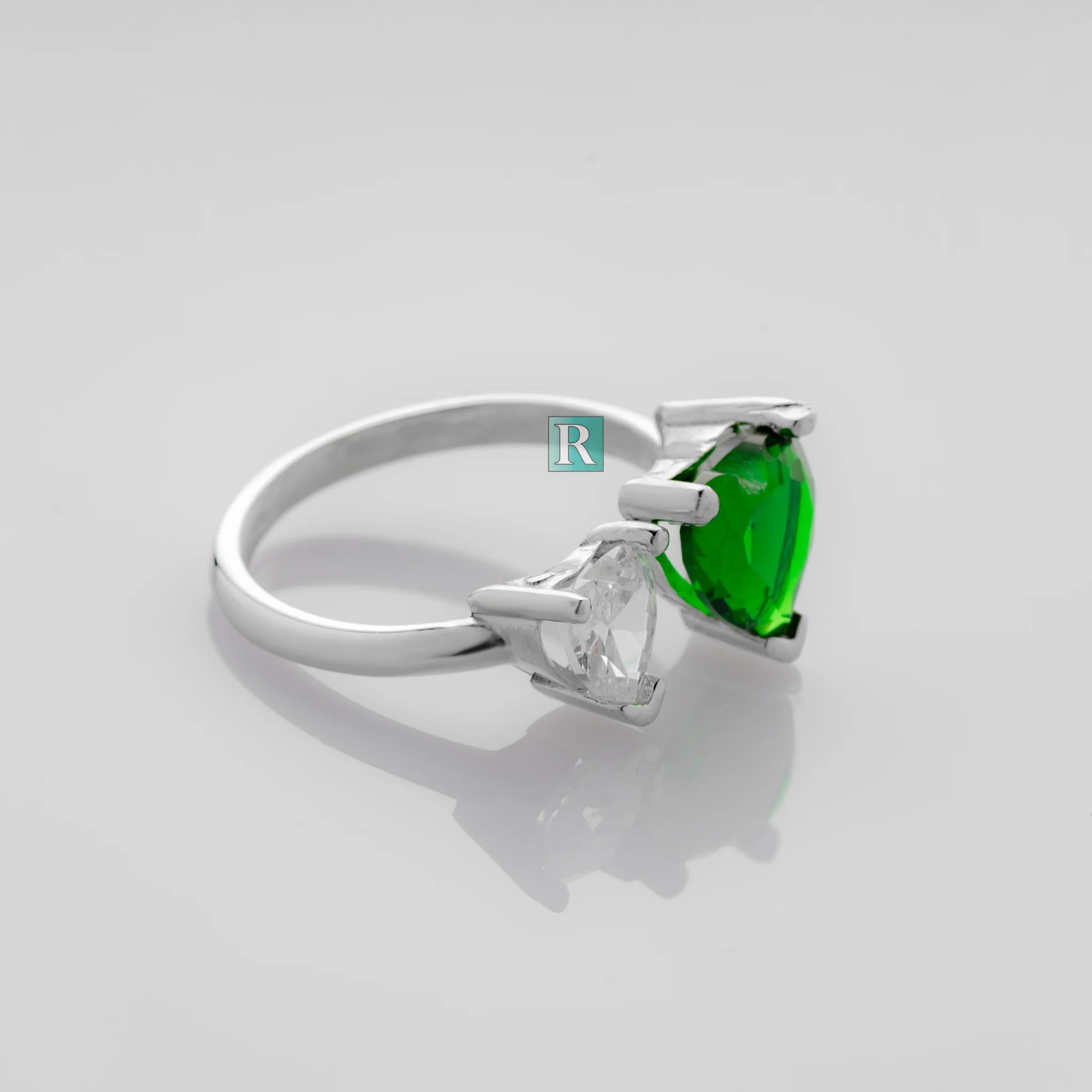 

Женское кольцо из серебра 925 пробы с фианитами и позолотой