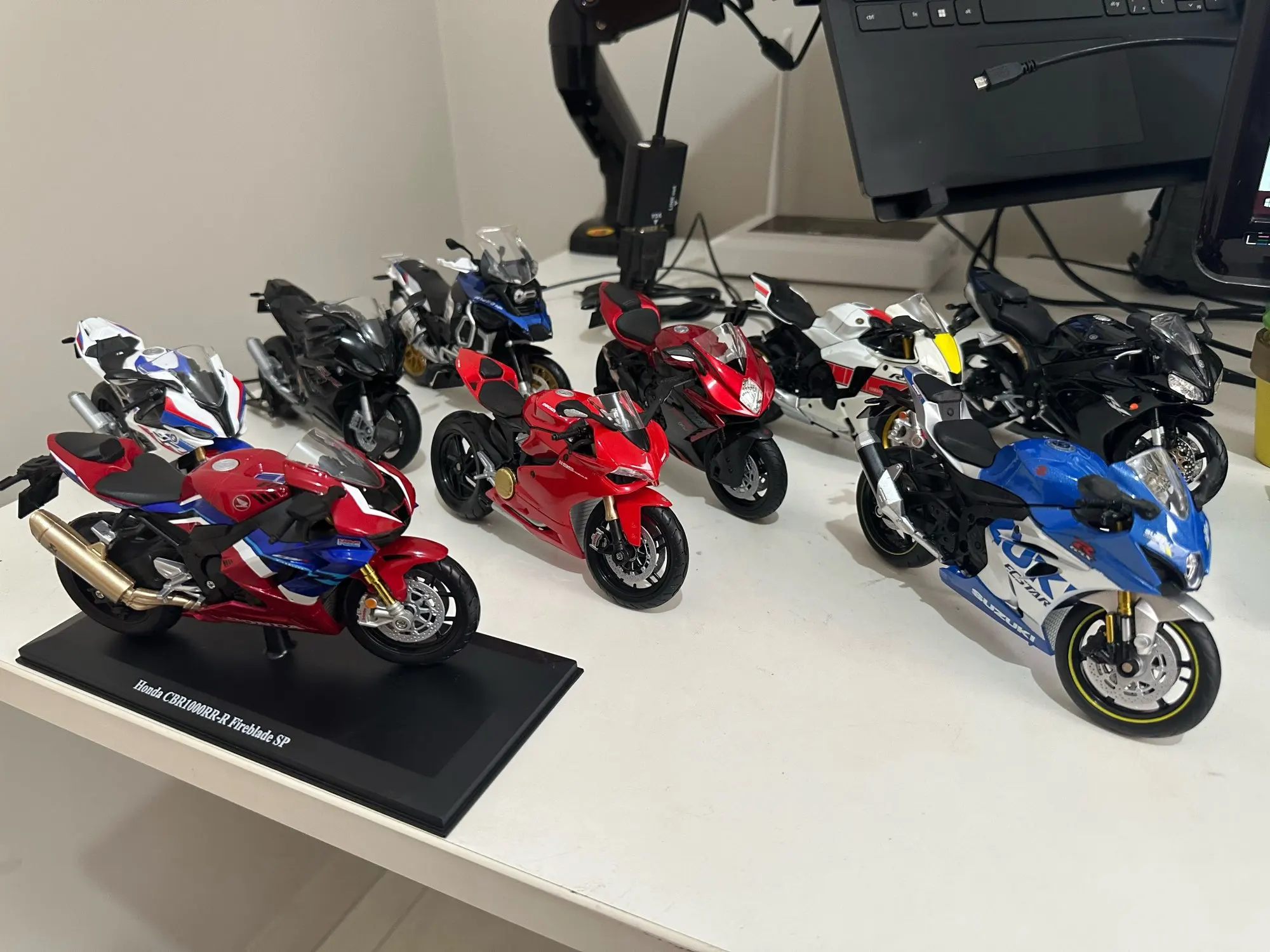 WELLY 1:12 BMW S1000RR 2021 Alloy Sports Motorcycle Model Diecast Metal Toy Street Racing Motorcycle Model Collection Kids Gifts photo review