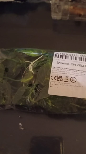 Guirnalda de luces para decoración del hogar, guirnalda de luces con batería para árbol de Navidad, vid Artificial, hojas verdes y flores photo review