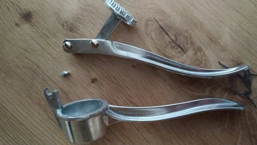 Stainless Steel Garlic Press Crusher Mincer Handheld Garlic Smasher Squeezer Manual Press Grinding Tool Kitchen Accessories photo review