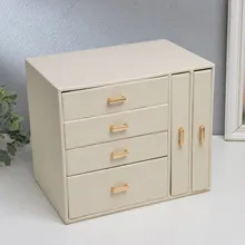  Cocket for the jewelry of the Komod with the golden hands, white 16.3x18x2.5 cm 