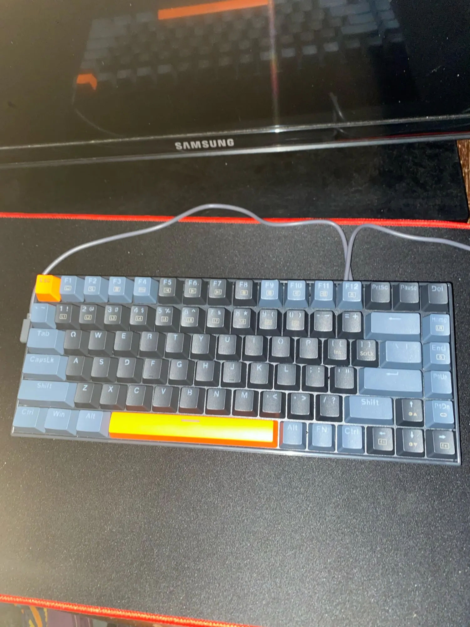 AliExpress Collection Machenike-Teclado mecánico K500A-B84 75% TKL, periférico para juegos con cable intercambiable en caliente, retroiluminado en 6 colores, 84 teclas, para PC y portátil photo review