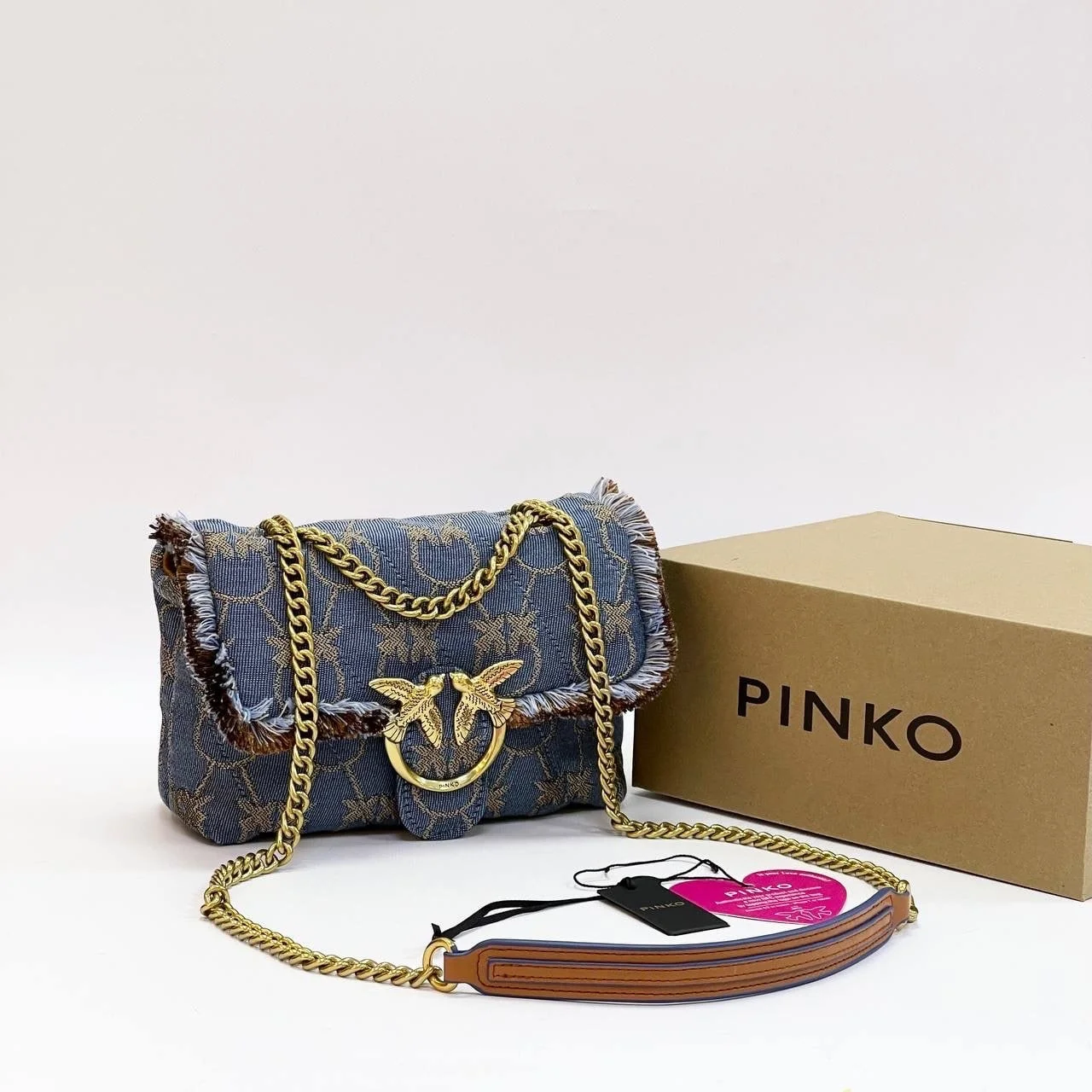 Una borsa da donna, una borsa sopra la spalla, una borsa di