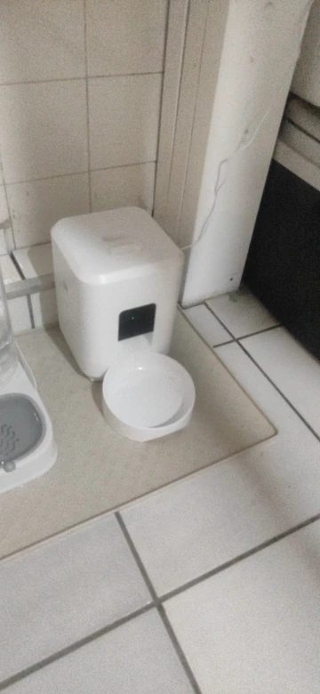 موزع طعام اَلي للكلاب و القطط قابل لتحديد أوقات الوجبات