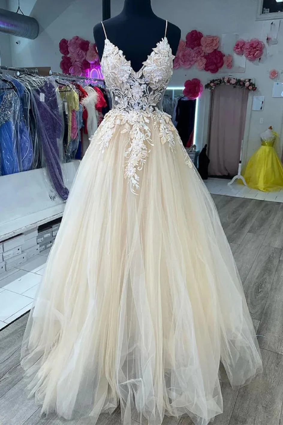 

Princess A-line Tulle V-neck Floor-Length Prom Dress With Appliques Lace Wedding Dresses vestidos de fiesta elegantesBridal Gown