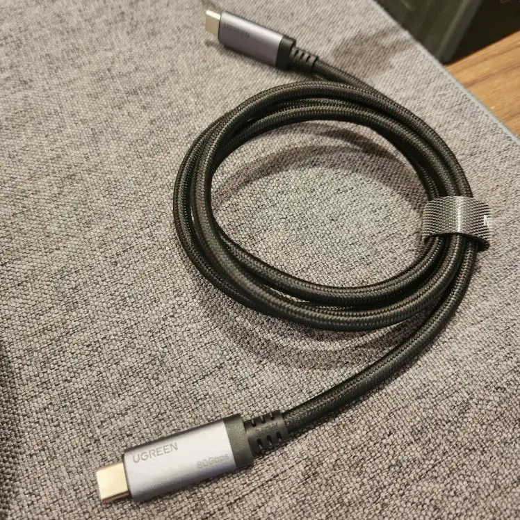 UGREEN PD3.1 240W USB-C Cable USB4 80Gbps 16K Display Type-C Fast Charging Compatible with USB-C Monitors MacBook iPad iPhone 17 photo review