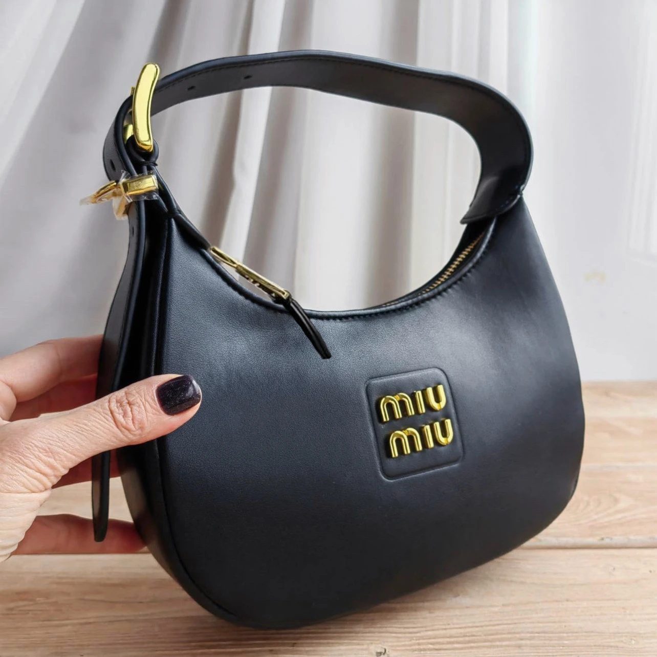 Borsa da donna in pelle spray trend 2024 miu miu hobo bag
