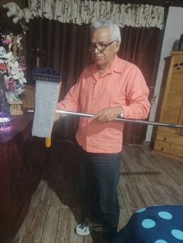 Cliente segurando o Mop Mágico recebido