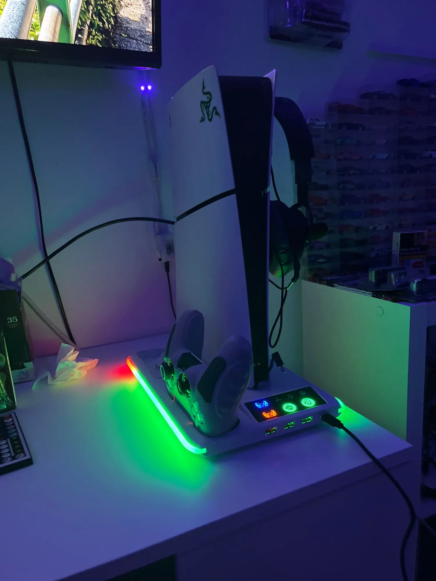 Soporte para PS5/PS5 Slim/PS5 Pro con gancho para auriculares, soporte de refrigeración y estación de carga de controlador para PS5 con ventilador de refrigeración de 3 niveles photo review