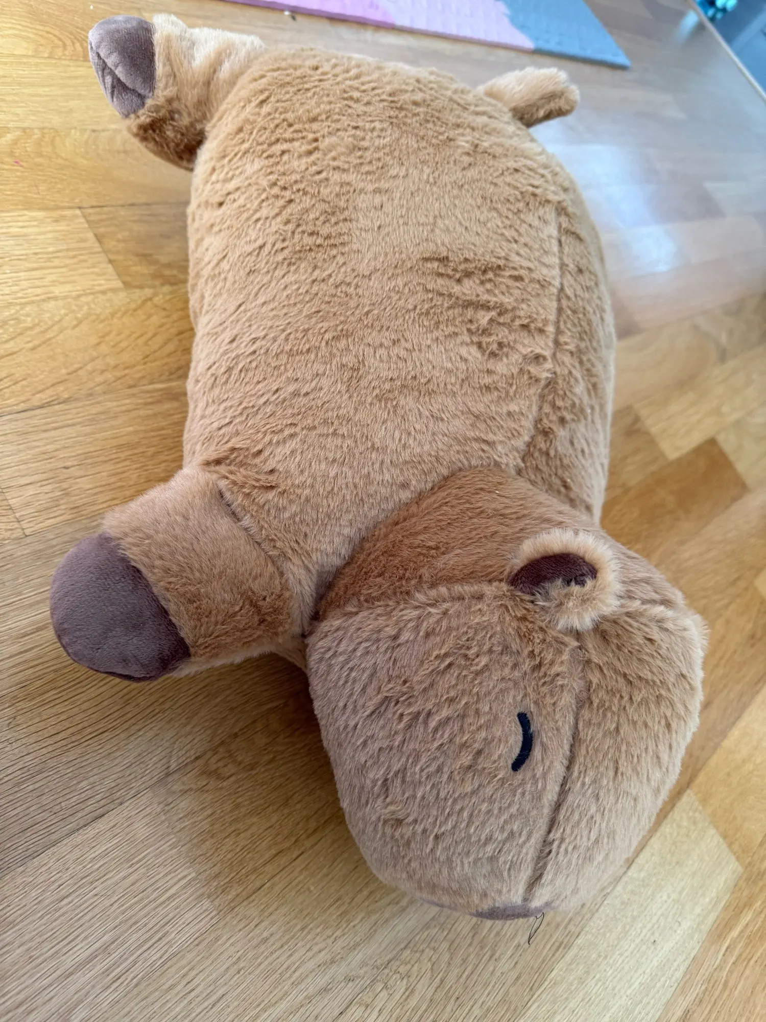 Capivara Fofeza® de Pelúcia – Estilo Almofada