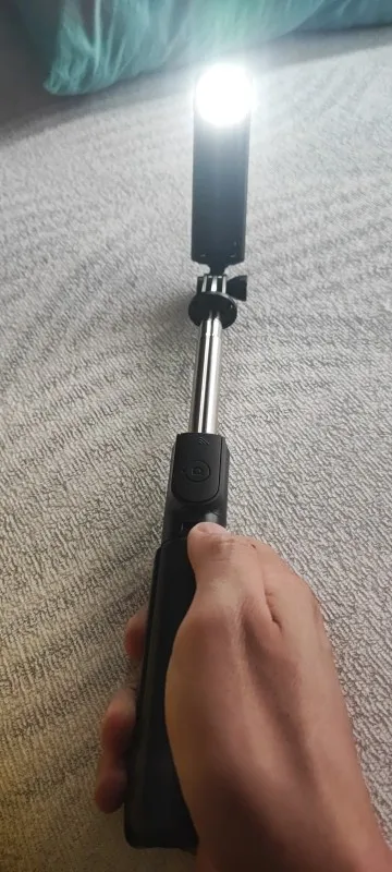 Trípode/palo Selfie inalámbrico con Bluetooth, trípode extensible remoto con luz LED para Selfie desmontable para teléfono inteligente Ios y Android photo review