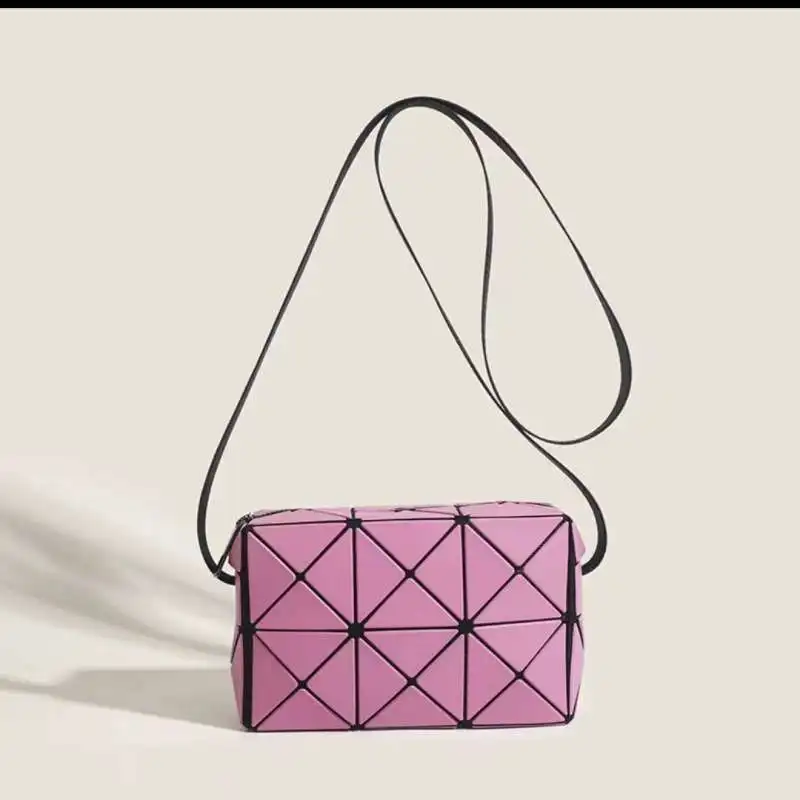 

Niche geometric small square box bag shoulder crossbody armpit mini camera bag