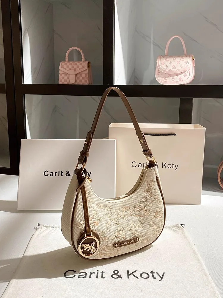 حقيبة هوبو لعام 2025، إلى جانب حقيبة كتف مزينة بتط...