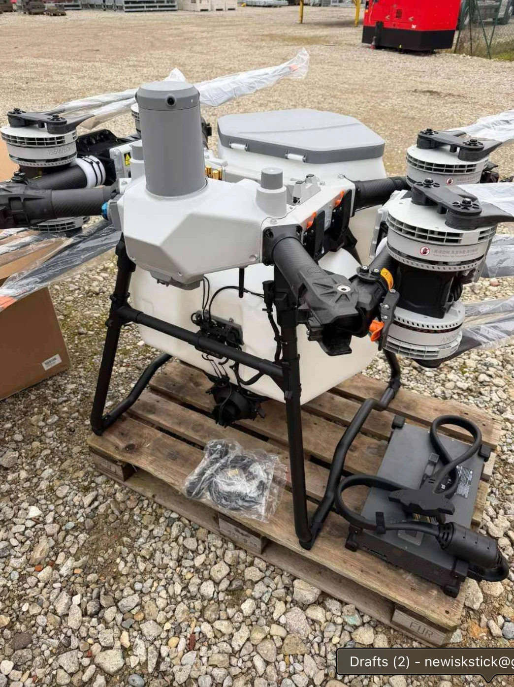 Gros plan sur le réservoir de 10L du drone agricole professionnel pulvérisation pesticides GPS.