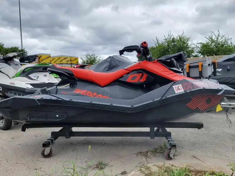NEW Sea-Doo Spark Trixx 3-up Rotax 900 H.O. ACE iBR with Audio