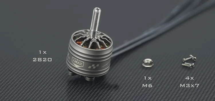 Moteur brushless pour drone FPV course monté sur un bras de drone, hélices en carbone, prêt pour le vol.